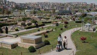 أسرة في متنزه بمدينة إسطنبول