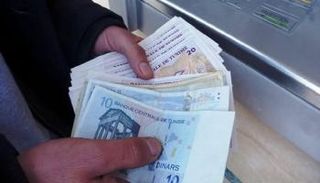 عملات ورقية مختلفة من الدينار التونسي - أرشيفية