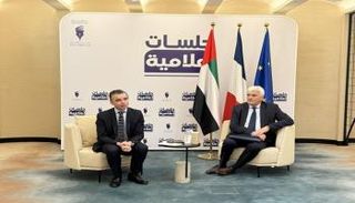 جانب من الجلسة الحوارية - وام