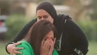 الفنانة هالة صدقي ومساعدتها