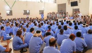 سجناء ومختطفون أمام قيادات حوثية في الحديدة - متداولة