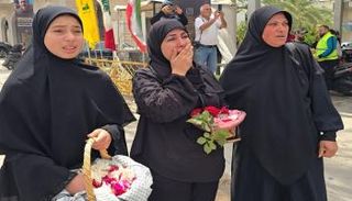 لبنانيون يشيعون ضحايا الغارة الإسرائيلية الأعنف