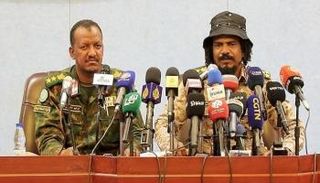 السافنا (يمين) وإلى جواره ضابط في الجيش السوداني أثناء مؤتمر صحفي في الخرطوم