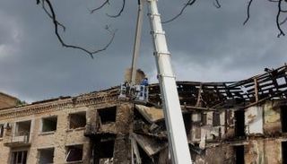 من أعمال ترميم مبنى متضرر في كييف
