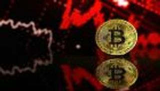 بيتكوين بعد تراجع 40%.. هل هي لحظة الشراء أم بداية موجة هبوط جديدة؟