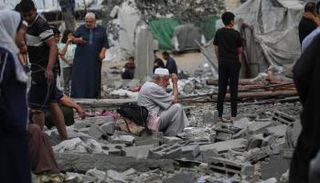 فلسطيني يجلس على أنقاض منزله وسط غزة