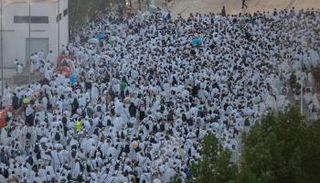 حجاج بيت الله الحرام ينفرون من عرفات إلى مزدلفة
