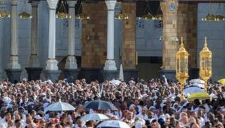 حجاج بيت الله الحرام يؤدون طواف الإفاضة