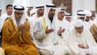 محمد بن زايد يؤدي صلاة عيد الأضحى في جامع الشيخ زايد بأبوظبي