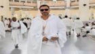 في ظهور نادر.. أحمد السعدني يؤدي مناسك الحج برفقة والدته (صور)