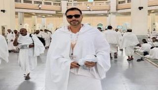 أحمد السعدني يوثق لحظات الحج مع والدته