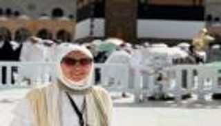 خلال أداء مناسك الحج.. دعاء فاروق تبكي أثناء لمس الحجر الأسود (فيديو)