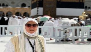 دعاء فاروق تنهار بالبكاء عند الحجر الأسود