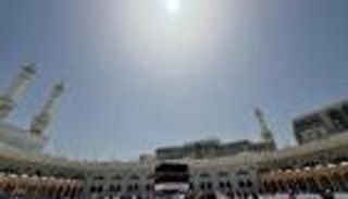 تعامد الشمس على الكعبة يزين سماء مكة في ثاني أيام العيد