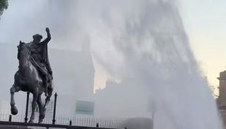 لحظة انفجار ماسورة مياه في مدينة "بانبوري"