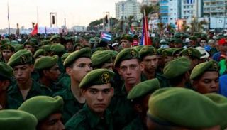 جنود كوبيون خلال مسيرة في هافانا