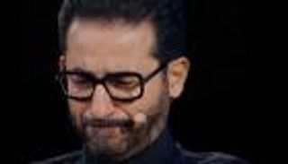 أحمد حلمي يكتفي بتلقي عزاء والدته في المقابر دون مراسم