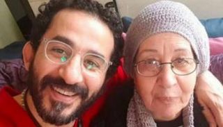 أحمد حلمي رفقة والدته الراحلة 