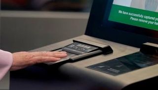 إجراء فحوصات بيومترية عند الدخول والخروج من الاتحاد الأوروبي - الغارديان