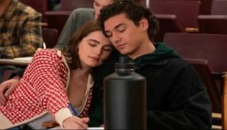 لقطة من مسلسل Off Campus