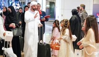 إقامة دبي تستقبل الحجاج بالورود والهدايا التذكارية
