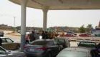 ليبيا.. شركات النفط تكثف تحركاتها لاحتواء أزمة الوقود والاختناقات