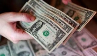 أوراق نقدية من الدولار الأمريكي (رويترز)
