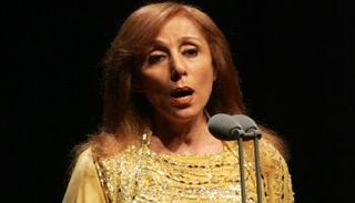 ظهور شبيهة فيروز قرب برج إيفل