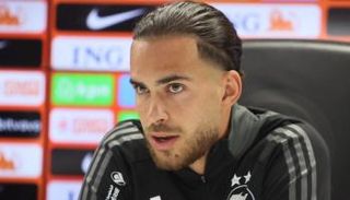 زروقي لاعب منتخب الجزائر