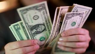 أوراق نقدية من الدولار الأمريكي (رويترز)
