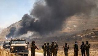 قوات إسرائيلية في الضفة فيما يتصاعد الدخان أشعله مستوطنون  