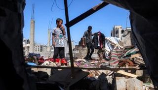 طفل فلسطيني في غزة وسط أنقاض منزل مهدم