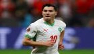 شعار برشلونة مقابل قميص المغرب.. مقايضة غريبة لنجم ريال مدريد (فيديو)