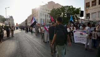 محتجون بشارع المعلا الرئيسي في عدن
