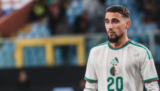عوشيش لاعب منتخب الجزائر
