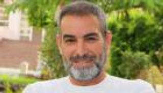 أشرف زكي يطمئن الجمهور على أحمد عبدالعزيز