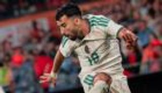 أسطورة منتخب الجزائر يمنح بيتكوفيتش حل أزمة عمورة