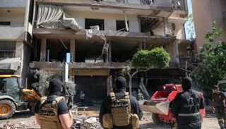 عناصر من الأمن اللبناني في موقع الغارة الإسرائيلية