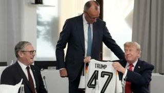  ميرتس يهدي قميص المنتخب الألماني لترامب