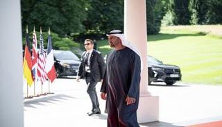 الشيخ محمد بن زايد آل نهيان لدى وصوله مقر انعقاد قمة «السبع»