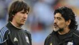 بقميص مارادونا.. مايك تايسون يدعم ليونيل ميسي في كأس العالم (صورة)