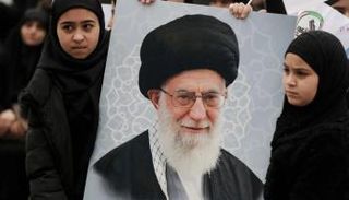 فتاتان ترفعان صورة خامنئي