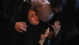 نساء فلسطينيات يبكين أفرادا من عائلاتهن سقطوا بنيران إسرائيلية