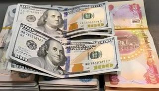 عملات ورقية من الدينار العراقي والدولار الأمريكي - أرشيفية