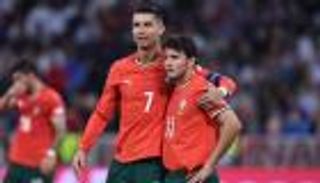 هجوم جماهيري عنيف.. كريستيانو رونالدو يورّط زميله في المنتخب البرتغالي