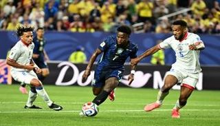 فينيسيوس جونيور، مهاجم منتخب البرازيل رقم 7، يركض بالكرة متجاوزًا مدافع هايتي