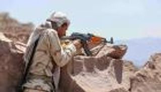 مقتل ضابطين بهجمات حوثية يفجر معارك عنيفة في تعز والحديدة