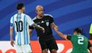 الفيفا يعاقب حكم الـVAR في مباراة الجزائر والأرجنتين