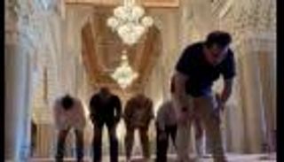 بعد الفنان الأمريكي جيانكارلو إسبوزيتو.. حقيقة إسلام &laquo;سايروس .ب&raquo; بأحد مساجد السعودية