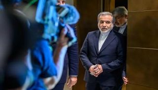 وزير الخارجية الإيراني عباس عراقجي في مقر المفاوضات